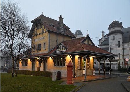 Jugendstil-Stra&szlig;enbahnstation in De Haan