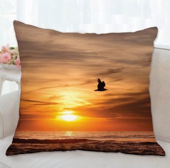 Sierkussens - Kussen - Oranje zonsondergang boven zee met vogel in de lucht - souvenirs from the sea - 