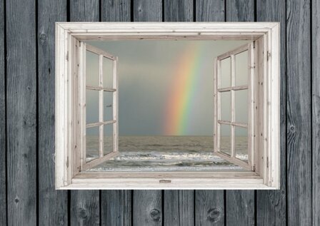 La tela del jard&iacute;n se ve a trav&eacute;s de la ventana blanca que se abre, puedes ver un hermoso arco iris en el mar