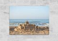 Un castillo de arena de cuento de hadas en la playa. - lienzo
