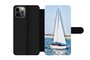 Handyhülle mit Kartenhalter und mit Federzeichnung eines Segelboots - Jojo Navarro - Für die Marke Apple iPhone_